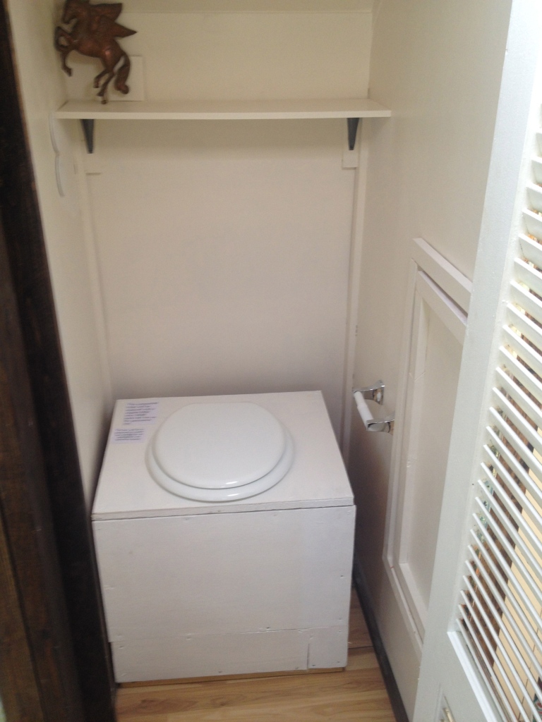 Temporary composting toilet